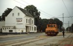 An der Gaststtte Waldschlchen vorbei rollt Lok 15 der Bahnen der Stadt Monheim im Sommer 1977 zurck von Langenfeld zum Betriebshof in Monheim. Ungefhr hier verluft die Alt-Klsch-Grenze und so gibt es im Lokal neben Peters Klsch auch Monheimer Alt.  