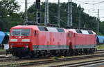 Bahnlogistik24 GmbH, Dresden mit ihrer  120 120-1 (NVR:  91 80 6120 120-1 D-BLC ) und  120 119-3  (NVR:  91 80 6120 119-3 D-BLC ) am Haken am 19.06.23 Vorbeifahrt Bahnhof Ruhland.