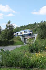 Am 07.07.2017 überquert ein LINT 41 der Bayerischen Regiobahn auf der Fahrt von Eichstätt Bahnhof nach Eichstätt Stadt diese hohe Stahtlträgerbrücke.