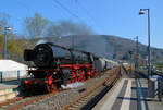 Die 001 180-9 des BEM Nördlingen ist am 26.3.2022 mit einem Sonderzug von Crailsheim über Heilbronn auf dem Weg nach Frankfurt/Main Hbf soeben über die Neckarbrücke gerollt und