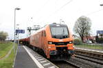 BBL Logistik 159 230 mit Schotterwagen Richtung Weimar, am 16.04.2023 in Vieselbach.