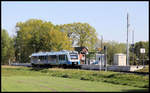 VT 112 der Bentheimer Eisenbahn hält hier auf der Fahrt nach Bad Bentheim planmäßig am 24.4.2020 um 10.44 Uhr in Quendorf.