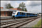 Endbahnhof der neuen Personenzug Strecke von Bad Bentheim via Nordhorn ist Neuenhaus. Das gesamte Umfeld des Bahnhof Neuenhaus inclusive eines großzügigen Cafes im Bahnhofsgebäude wurde neu gestaltet und macht einen sehr einladenden Eindruck. Am 16.8.2019 stand der nagelneue VT 115 der BE um 11.50 Uhr nach Ankunft aus Bad Bentheim bereits wieder für die Rückfahrt bereit.