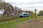 Früher war dieses Gebäude der Bahnhof für die Bauernschaft Hestrup an der Bentheimer Eisenbahn Strecke. Heute fahren die Züge dort vorbei. Hier ist am 11.04.2024 der BE VT 111  um 12.22 Uhr von Bad Bentheim kommend nach Neuenhaus unterwegs.