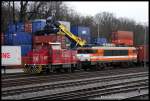 Kaelbe Lok 5 der Bentheime Eisenbahn hat am 2.4.2015 die Locon 9902 samt Containerzug vom DB Bahnhof in den Bahnhof Bentheim Nord der BE geschoben.