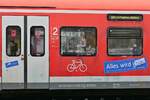Seit Anfang Februar zieren blaue Aufkleber die roten Triebwagen der Bodensee-Oberschwaben-Bahn (BOB).