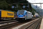 Die neue Lok von Bombardier ist echt ein Hingucker. 187 001-3 BTK setzt ohne Hilfe einer Verschublok im Bahnhof Brenner von der Italienischen auf die Österreichische Seite um. Das Prinzip ist einfach, Bügel runter und ohne Strom, mit Hilfe vom Dieselmotor, umsetzen. Die Zulassung für Italien ist noch nicht aktiv. Die Lok auf dem Bild ist in Bewegung, leider nicht erkennbar.  Grüße an den netten TF von Lokomotion!