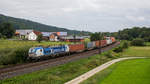 193 883 von boxxpress fährt mit einem Containerzug bei Hermannspiegel in Richtung Fulda, aufgenommen am 10.