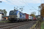 193 841 der boxxpress GmbH durchfährt am 13.10.2019 mit ihren Containerwagen den Haltepunkt Ludwigsau-Friedlos Richtung Bad Hersfeld.