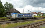boxXpress.de 193 880 mit Containerwagen Richtung Bebra, am 30.06.2021 in Mecklar.