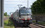 boxXpress.de GmbH, Hamburg [D] mit der MRCE Vectron   X4 E - 870  [NVR-Nummer: 91 80 6193 870-3 D-DISPO] und Containerzug am 18.07.22 Vorbeifahrt Bahnhof Dedensen Gümmer.