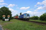 BoxXpress 193 536 durchfährt Holtum (Geest) mit einem Containerzug in Richtung Verden(Aller). (27.05.2022)
