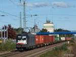 ES 64 U2-065 boxXpress rollt am 29.09.13 im Block hinter der 152 042-8 mit einem Containerzug gen Bremen.