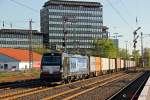 193 853/X4 E-853 BoxXpress mit einem Containerzug am 16.04.2014 in Düsseldorf Rath.