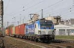 Boxxpress 193 883 mit einem Containerzug am 31. März 2016 in Hannover-Misburg.