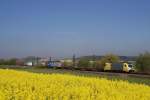 ES 64 U2 - 042 (boxXpress) mit einem Containerzug vor Mammendorf (25.04.2007)