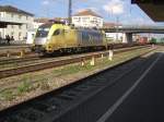 Der boxXpress Taurus mit der Nummer ES64U2-007 mit Containerzug in Regensburg HBF am 14.08.2007