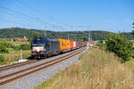 193 858 MRCE/Boxxpress mit einem Containerzug bei Oberdachstetten Richtung Würzburg, 06.08.2020