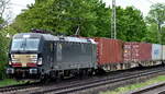 boxXpress.de GmbH, Hamburg [D] mit der MRCE Vectron  X4 E - 855  [NVR-Nummer: 91 80 6193 855-4 D-DISPO] und einem Containerzug am 09.05.23 Vorbeifahrt Bahnhof Dedensen-Gümmer.