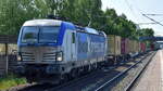 boxXpress.de GmbH, Bad Honnef [D] mit ihrer  193 843  [NVR-Nummer: 91 80 6193 843-0 D-BOXX] und einem Containerzug am 05.06.23 Vorbeifahrt Bahnhof Dendensen-Gümmer.