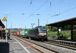 boxXpress.de 193 613 mit einem Containerwagenzug Richtung Würzburg, am 04.06.2023 in Karlstadt (Main).
