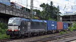 boxXpress.de GmbH, Hamburg [D] mit der MRCE Vectron  X4 E - 613  [NVR-Nummer: 91 80 6193 613-7 D-DISPO] verlässt mit einem Containerzug den Hamburger Hafen am 03.08.23 Höhe Bahnhof
