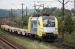 boxxpress zieht mit der ES 64 42-069 einen Containerzug durch Regensburg.