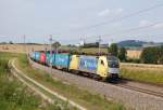 ES 64 U2-063 ist am 30.07.2009 mit einem  Containerzug im Haidinger Bogen zwischen  Haiding und Wels unterwegs gewesen.