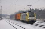 Weihnachtsverkehr: ES 64 U2-015 zieht auch an den Weihnachtstagen 2009 ihren kurzen Containerzug nach Beimerstetten. (Neuoffingen, Gleis 2).