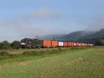 Die ES 64 U2-065 am 20.08.2011 mit einem Containerzug unterwegs bei Himmelstadt. 