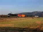 Die 185 563 mit einem Containerzug am 17.03.2012 unterwegs bei Himmelstadt.