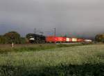 Die ES 64 U2-071 mit einem Containerzug am 11.10.2012 unterwegs bei Himmelstadt.