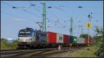 Die Siemens Vectron 193 880 (BoXpress) ist mit ihren Containerzug am Donauufer bei Komarom (H) unterwegs. Szenario wurde Anfang August 2015 bildlich festgehalten.