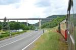 Fensterblick aus dem ehemaligen Mosbach-Mudauer Halbpackwagen.....vorne zieht die D1 der Brohltalbahn den Zug gerade durch die Gemarkung von Niederzissen.
Im Hintergrund ist die Autobahnbrücke der A61 zusehen, der Zug ist auf dem Weg nach Engeln. 31.5.2015