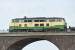 Die Diesellokomotive 218 396-0 befuhr Ende August 2022 die Hochfelder Eisenbahnbrücke in Duisburg.