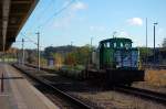 V 60-BUG-05 (345 261-2) der BUG ist leider an der Front ordentlich beschmiert gewesen, hier mit einem Drehgestellwagen fr Fahrzeugtransporte in Rathenow. 26.10.2010