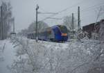 Der Cantus Flirt bei seiner Einfahrt in Richtung Eschwege Stadt sorgte am 21.12.2010 fr etwas Farbe im winterlichen wei. Aufgenommen am B Eltmannshausen/Oberhone.