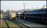 TWE V 156 hatte am 11.3.1995 die Aufgabe, einen Röhrenzug von Lengerich nach Bad Laer zu bringen. Hier rangiert die Lok im Bahnhof Bad Laer.