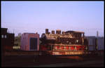 Von der Morgensonne angestrahlt steht die DGEG 152 Schmalspurlok auf einem Flachwagen im BW Lengerich Hohne. Die Lok war am 30.10.1997 als Arbeitsmaterial für die TWE Werkstatt nach Lengerich gekommen.