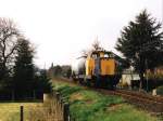 V132 der Teutoburger Wald-Eisenbahn AG mit bergabegterzug zwischen Tecklenburg und Lengerich bei Lengerich am 23-4-2001.