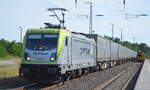 Captrain Deutschland CargoWest GmbH, Gütersloh [D] mit der Akiem Lok  187 011   [NVR-Nummer: 91 80 6187 011-2 D-AKIEM] und KLV-Zug am 21.06.22 Durchfahrt Bahnhof Elsterwerda.