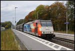 Der Koks Kohle Pendel zur Hütte in Bremen durchfährt hier mit Captrain 185-CL002, mit Salzgitter Mannesmann Werbung, am 20.10.2020 um 8.37 Uhr den Bahnhof Natrup-Hagen.