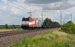 Mit dem Stahlzug aus dem Werk Zaithain passiert 185 502 am 27.06.18 Niederndodeleben Richtung Braunschweig.