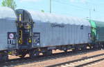 Ein Captrain Coilzug mit von der ERR angemieteten Drehgestell-Flachwagen mit Schiebeplane, im BIld der Wagen mit der Nr. 37 TEN (GE) 80 D-ERR 4777 411-2 Shimmns6 Bf. Duisburg-Hafen mit der Planebeschriftung  CAPTRAIN  am 05.06.19 Bf. Flughafen Berlin-Schönefeld. 