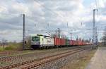193 894 schleppte am 13.04.21 einen Containerzug durch Saarmund Richtung Potsdam.