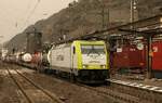 Captrain 186 158 durchfährt den Bahnhof Kaub am 16.03.2022. 