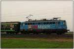 Hier ein Lokpoertrait der 1042 520 mit  Gera Mond  Werbung. Sie fuhr den von Passau kommenden DPE 1760. Nchster Halt: Regensburg Hbf.  (02.10.2010, Moosham)