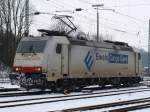 185 581-6 von Crossrail mit  Ewals Cargo Care  Werbung rangiert in Aachen West.