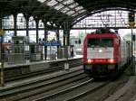 185 594-9 von Crossrail zieht einen langen Gterzug durch den Bhf Aachen.