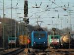 Der Tf der 185 527-9 von Crossrail steigt am 27.01.2012 in Aachen West von seiner Lok.